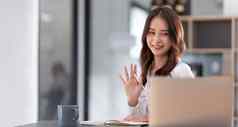 亚洲女人工作办公室讨论业务合作伙伴移动PC视频调用年轻的亚洲业务女人业务执行成立启动执行启动业务概念