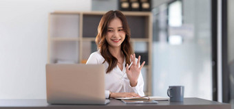 亚洲女人工作办公室讨论业务合作伙伴移动PC视频调用年轻的亚洲业务女人业务执行<strong>成立</strong>启动执行启动业务概念