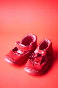 孩子们的鞋子红色的颜色背景