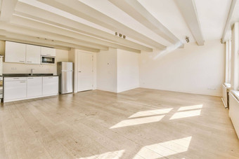 厨房生活房间白色墙地板上