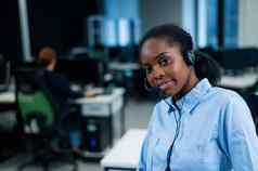 非洲年轻的女人会说话的客户端耳机女员工调用中心