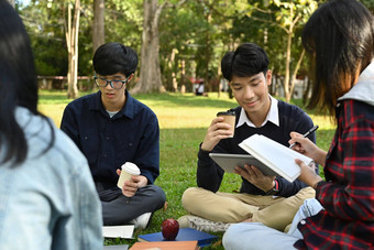 集团大学<strong>学生会</strong>说话的阅读书坐着绿色草校园