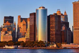 金日落光反映玻璃摩天大楼海岸南部曼哈顿纽约城市