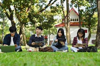 集团学生集团项目阅读书大学校园教育青年生活方式概念