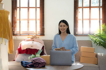 启动小业务企业家锻造亚洲女人包装盒子肖像年轻的亚洲小业务老板首页办公室在线出售市场营销交付锻造电子商务电话销售概念
