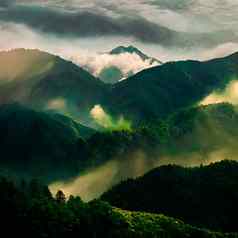 绿色山范围景观有雾的山