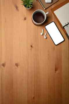 简单的工作场所聪明的电话笔记本杯咖啡木表格前视图空白屏幕文本