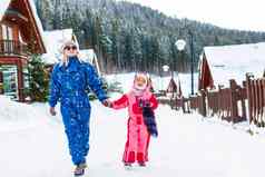 冬天滑雪女孩妈妈。滑雪度假胜地