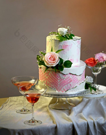 节日婚礼<strong>双层蛋糕</strong>装饰新鲜的花黑暗背景