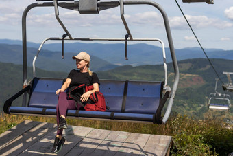 假期喀尔巴阡山脉的山女人电梯山夏天乌克兰滑雪电梯运输
