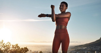 健身黑色的女人伸展运动手臂山蓝色的天空日落<strong>健康健康</strong>的目标能源焦点运动员体育温暖的锻炼<strong>开始</strong>身体培训强大的<strong>心</strong>态