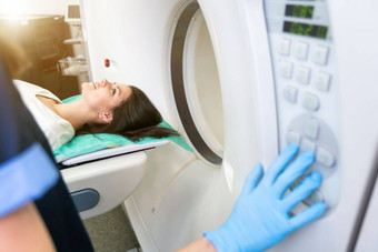 扫描技术专家俯瞰病人计算断层摄影术扫描仪准备过程女人病人扫描仪