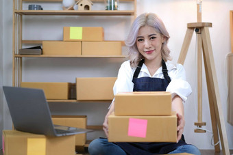 肖像开始小企业锻造主人女企业家工作收据盒子检查在线订单准备包盒子出售客户锻造业务的想法在线