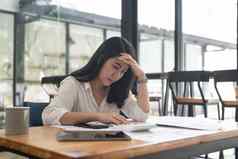 无聊工作狂会计员工头疼压力亚洲女人工作业务金融