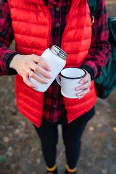 女孩倒热茶热水瓶零食开放空气旅行徒步旅行徒步旅行