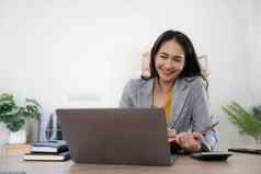 肖像亚洲年轻的业务女工作移动PC电脑工作站业务人员工自由在线报告市场营销概念