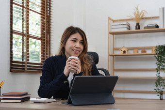 年轻的有吸引力的业务亚洲女人会说话的出售报告视频调用会议平板电脑在线会议工作首页工作远程