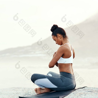 团结身体意识意识灵魂运动年轻的女人练习瑜伽海滩