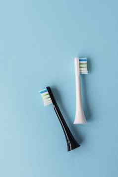 现代电牙刷蓝色的背景卫生概念每天口服护理