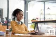 年轻的女人学生电脑移动设备研究在线教育在线学习