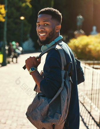 黑色的男人。学生校园大学户外肖像教育研究背包大学微笑更高的教育学习发展奖学金类