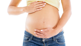 怀孕了女人胃手工作室背景身体孕妇健康医疗保健特写镜头腹部美怀孕妈妈。护肤品健康的生活白色背景