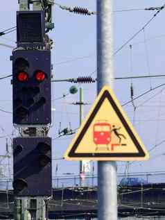 红色的信号火车站警告标志