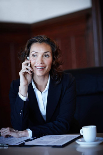 <strong>安排会议</strong>客户端有吸引力的成熟的法律女人会说话的移动电话坐着桌子上