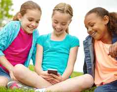 享受手机功能女孩支出时间分享智能手机在户外