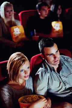 电影的男朋友可爱的年轻的夫妇看电影电影