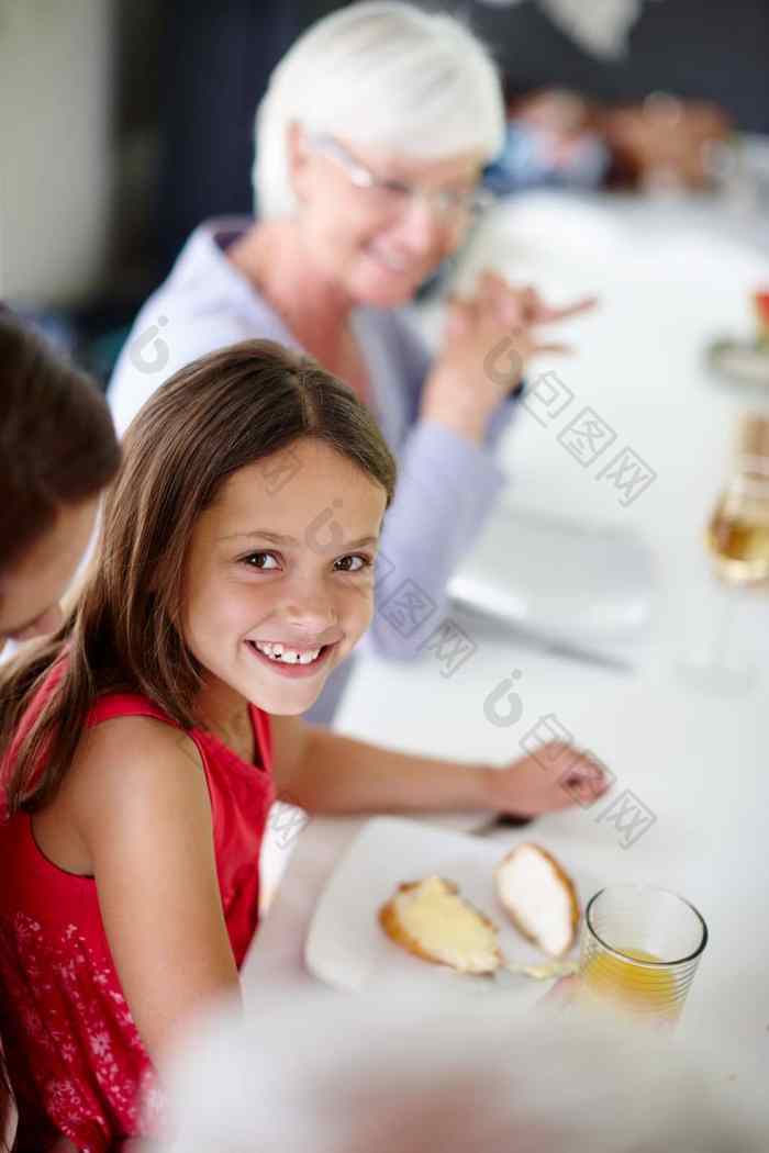 享受美味的食物家庭女孩午餐家庭餐厅房间表