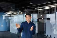 年轻的男人。亚洲跳舞办公室庆祝胜利促销活动微笑鼓掌手