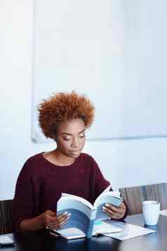 的想法地面研究有吸引力的年轻的女人阅读书办公室