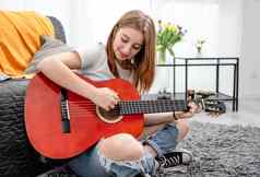 女孩少年练习吉他玩