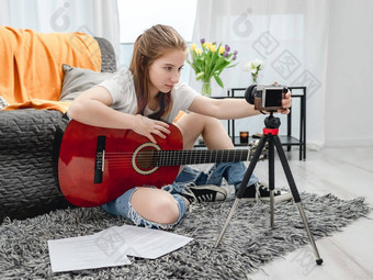 女孩少年吉他记录体系相机