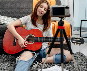 女孩少年吉他记录体系相机