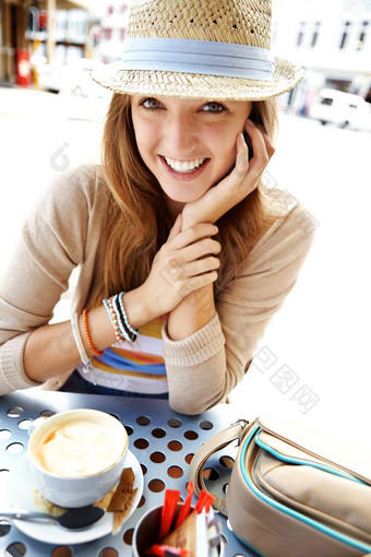 探索城市咖啡商店时间快乐年轻的女人微笑相机坐着人行道上咖啡商店城市
