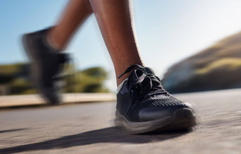 健身鞋子运行培训锻炼女人运行路快自然马拉松体育运动沥青街跑步者锻炼体育速度混凝土户外有氧运动
