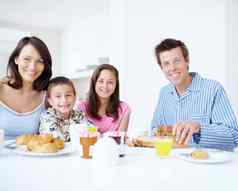 大餐充满欢笑的家庭一天肖像爱的家庭享受有益健康的早餐