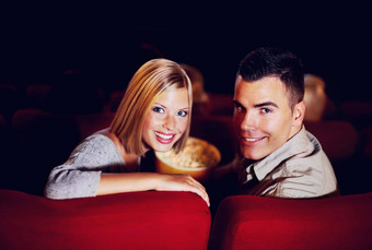 舒适的电影可爱的年轻的夫妇微笑日期电影