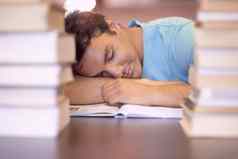 考试疲惫年轻的学生睡觉桌子上累人的研究会话