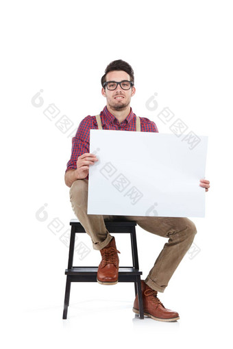 价值支持工作室拍摄年轻的男人。坐着凳子持有空白<strong>榜</strong>白色背景