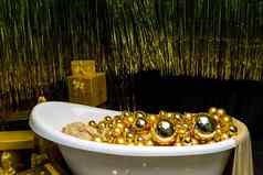 浴缸完整的金球古董明亮的浴室装饰节日金球一年圣诞节浴室室内
