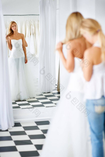 反射美年轻的新娘反射镜子选择衣服