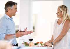 烹饪谈话成熟的夫妇享受酒会说话的使晚餐