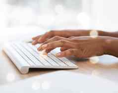 键盘手打字作家研究网站文案博客的想法灵感通讯散景桌面电脑办公室桌子上工人在线电子邮件市场营销策略