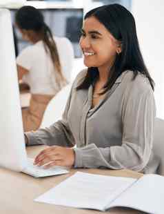 电脑报告打字印度女人业务工作桌面办公室工作互联网电子邮件桌面年轻的女员工工作专业秘书