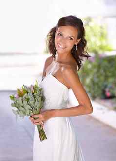 感觉美丽的婚礼一天美丽的年轻的新娘持有花束