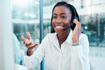 沟通调用中心黑色的女人咨询电脑专业客户在线电话销售顾问听互联网客户端微笑企业工作场所