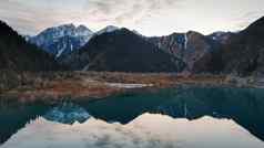 伊塞克山湖镜子水日落